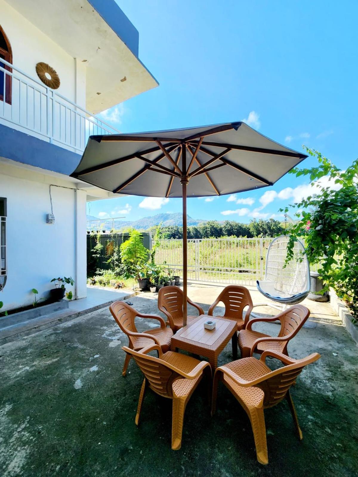 D'Flora Homestay Labuan Bajo Exterior foto