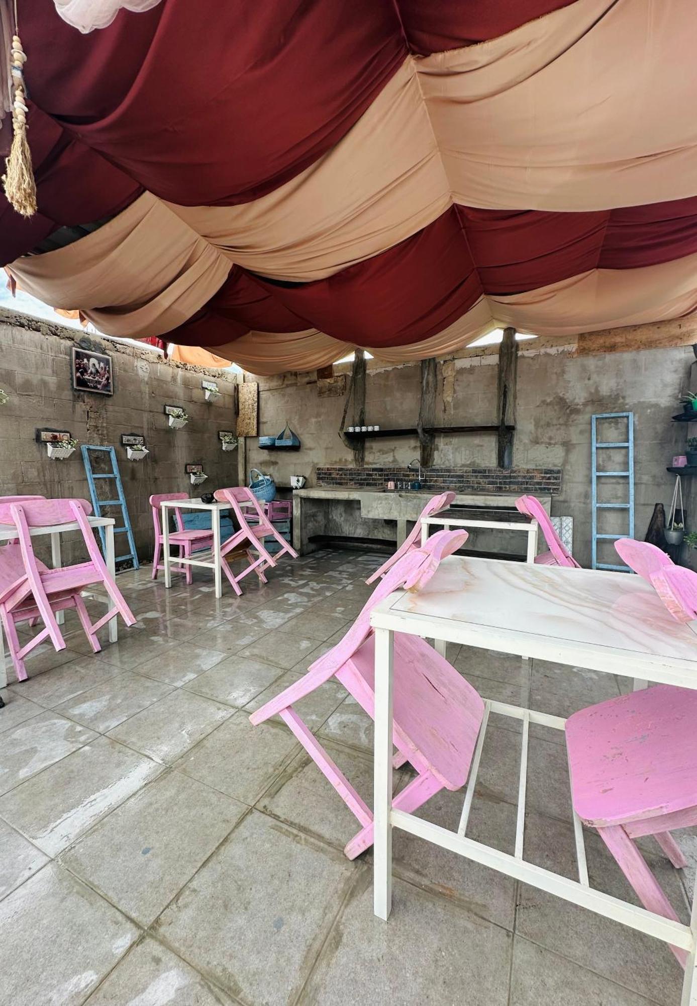 D'Flora Homestay Labuan Bajo Exterior foto
